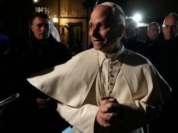 El papa León XIV habla con periodistas al salir de su residencia en Castel Gandolfo, a las afueras de Roma, el martes 31 de marzo de 2026.  AP/G. Borgia