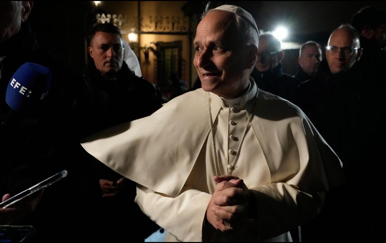 El papa León XIV habla con periodistas al salir de su residencia en Castel Gandolfo, a las afueras de Roma, el martes 31 de marzo de 2026.  AP/G. Borgia