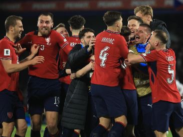 El conjunto dirigido por Miroslav Koubek termina con una dolorosa ausencia de dos décadas en la máxima justa del fútbol. EFE/ M. DIVISEK.