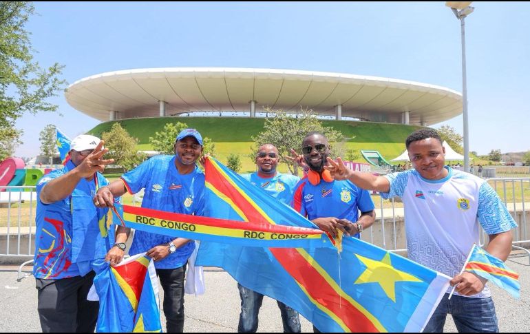 Banderas, jerseys y vestimentas tradicionales llenaron de color azul los alrededores del inmueble. EL INFORMADOR/A.NAVARRO