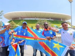 Banderas, jerseys y vestimentas tradicionales llenaron de color azul los alrededores del inmueble. EL INFORMADOR/A.NAVARRO