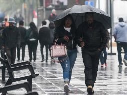El impermeable y el paraguas se convertirán en los mejores aliados de los capitalinos este 31 de marzo debido a las lluvias. SUN/ARCHIVO