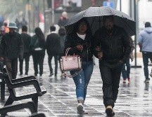 El impermeable y el paraguas se convertirán en los mejores aliados de los capitalinos este 31 de marzo debido a las lluvias. SUN/ARCHIVO