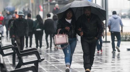 El impermeable y el paraguas se convertirán en los mejores aliados de los capitalinos este 31 de marzo debido a las lluvias. SUN/ARCHIVO