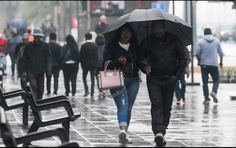 El impermeable y el paraguas se convertirán en los mejores aliados de los capitalinos este 31 de marzo debido a las lluvias. SUN/ARCHIVO