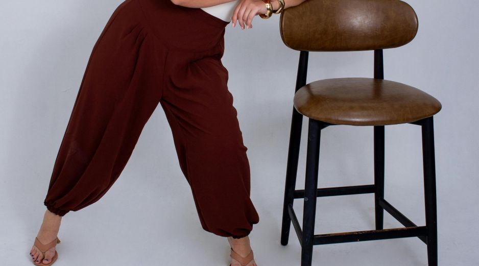 Los zapatos adecuados son clave para realzar tus pantalones bombachos. PEXELS