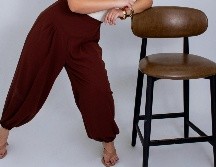 Los zapatos adecuados son clave para realzar tus pantalones bombachos. PEXELS