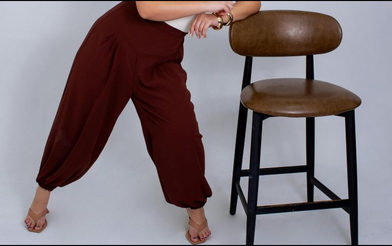 Los zapatos adecuados son clave para realzar tus pantalones bombachos. PEXELS