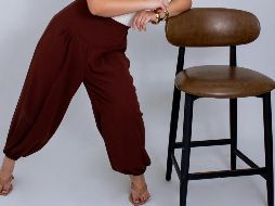 Los zapatos adecuados son clave para realzar tus pantalones bombachos. PEXELS