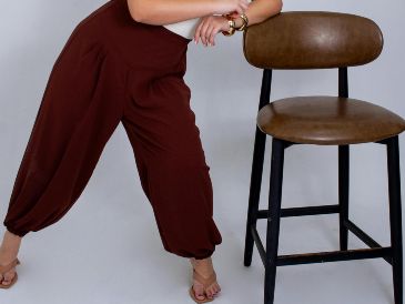 Los zapatos adecuados son clave para realzar tus pantalones bombachos. PEXELS