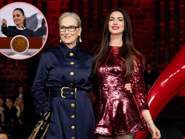 Meryl Streep y Anne Hathaway posan ante los medios tras una pasarela en el Museo Anahuacalli de la Ciudad de México. SUN/H. Salvador