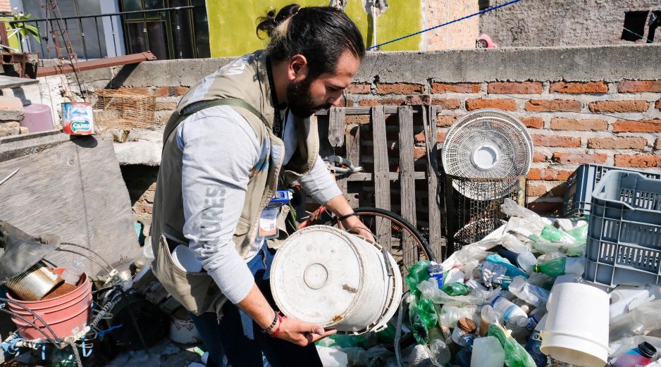 Durante el periodo vacacional, brigadas del programa contra el dengue del OPD Servicios de Salud Jalisco realizarán recorridos casa por casa, principalmente en colonias de riesgo, para invitar a la población a identificar y eliminar criaderos. CORTESÍA