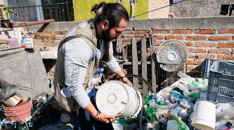 Durante el periodo vacacional, brigadas del programa contra el dengue del OPD Servicios de Salud Jalisco realizarán recorridos casa por casa, principalmente en colonias de riesgo, para invitar a la población a identificar y eliminar criaderos. CORTESÍA
