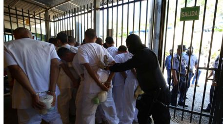 Los cambios constitucionales en El Salvador prevén la cadena perpetua para niños y niñas desde los 12 años. EFE/ARCHIVO