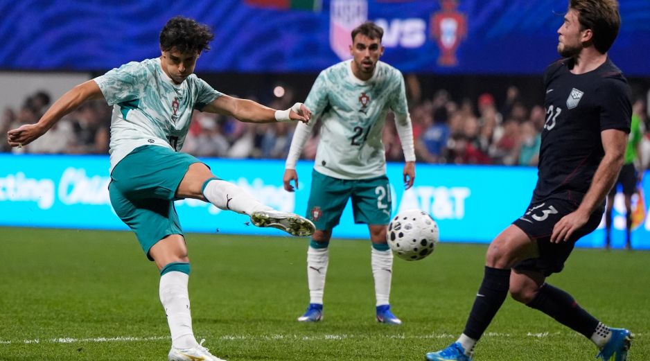 Los próximos co-anfitriones del Mundial salieron con lo que parecía una intensidad renovada, que pronto fue diluyéndose conforme los lusitanos se apoderaban del balón. AP/ M. Stewart.