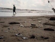 Grumos de residuos de petróleo en la costa tras la suspensión de la pesca debido a un derrame de petróleo. AP/F. Márquez