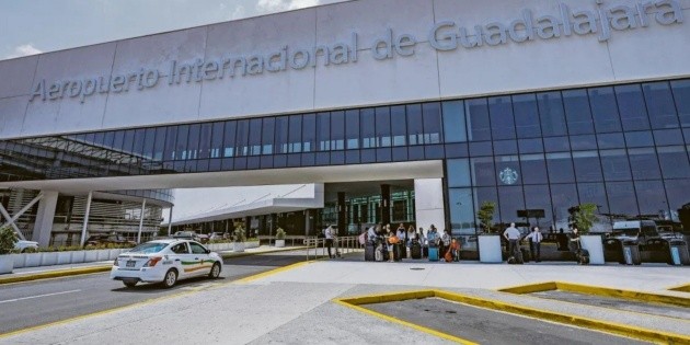 Reportan choque entre un veh&iacute;culo y un aerocar en el Aeropuerto Internacional de Guadalajara