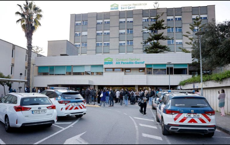 Numerosos periodistas y curiosos esperaron a las puertas del Hospital Residencia Sant Camil, en Sant Pere de Ribes (Barcelona), el desenlace de la eutanasia de Noelia Castillo, la joven de Barcelona de 25 años afectada por una paraplejia. EFE/Andreu Dalmau