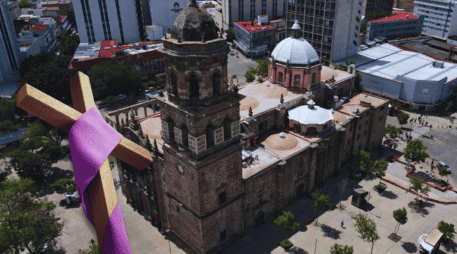 Esta Semana Santa, durante el Jueves Santo, el Centro Histórico de Guadalajara cobra vida con la tradicional visita a los siete templos. EL INFORMADOR / ARCHIVO