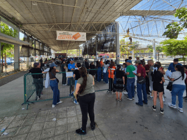 Quienes aún no han realizado el trámite pueden acudir a los módulos habilitados con documentación escolar vigente. EL INFORMADOR/ M. Hernández