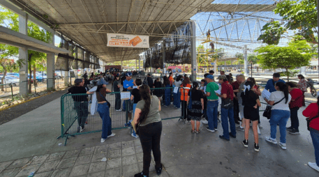 Quienes aún no han realizado el trámite pueden acudir a los módulos habilitados con documentación escolar vigente. EL INFORMADOR/ M. Hernández