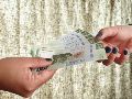 Una tanda, conocida como rifa, es un sistema de ahorro grupal en el que varias personas acuerdan aportar una cantidad fija de dinero durante un periodo determinado. ESPECIAL / CANVA