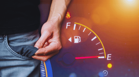 Cuando el nivel del combustible está a punto de alcanzar su nivel más bajo, el testimonio de la reserva se enciende. ESPECIAL / CANVA