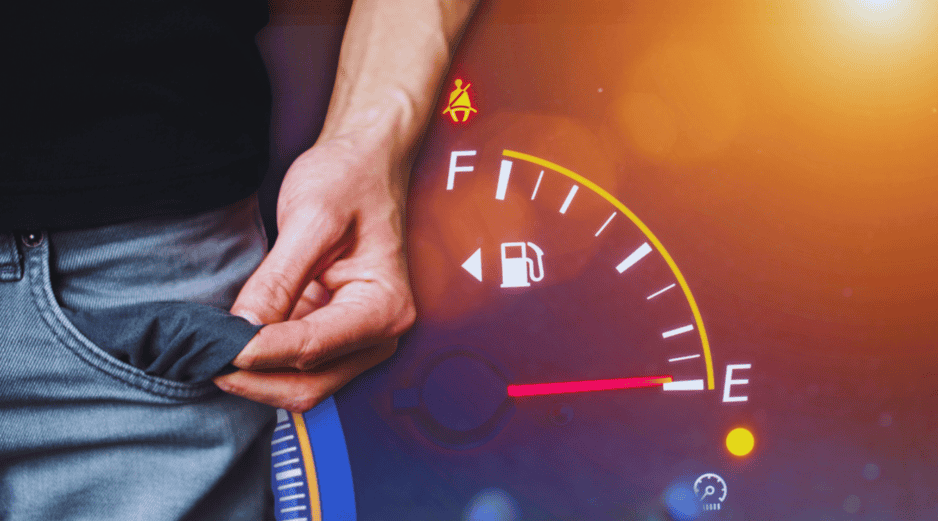 Cuando el nivel del combustible está a punto de alcanzar su nivel más bajo, el testimonio de la reserva se enciende. ESPECIAL / CANVA