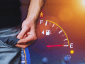Cuando el nivel del combustible está a punto de alcanzar su nivel más bajo, el testimonio de la reserva se enciende. ESPECIAL / CANVA