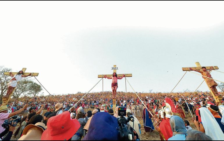 El Viernes Santo se llevará a cabo el Viacrucis que culmina en el Cerro de la Estrella con la crucifixión. EL INFORMADOR/ARCHIVO