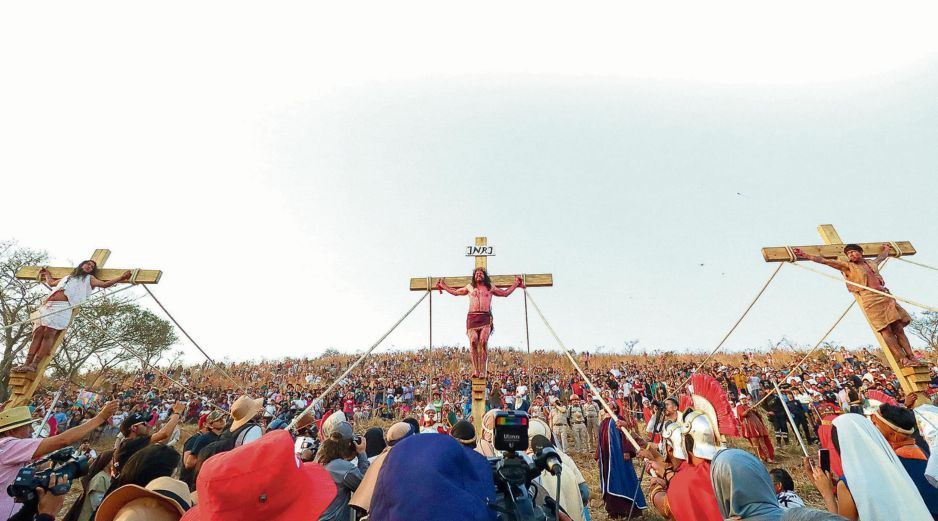 El Viernes Santo se llevará a cabo el Viacrucis que culmina en el Cerro de la Estrella con la crucifixión. EL INFORMADOR/ARCHIVO