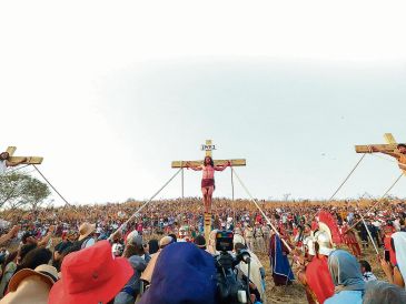 El Viernes Santo se llevará a cabo el Viacrucis que culmina en el Cerro de la Estrella con la crucifixión. EL INFORMADOR/ARCHIVO