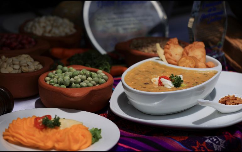 La fanesca que se prepara en Semana Santa con hasta 12 variedades de granos. EFE/J. Jácome