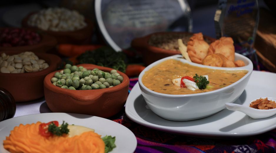 La fanesca que se prepara en Semana Santa con hasta 12 variedades de granos. EFE/J. Jácome