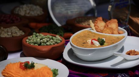 La fanesca que se prepara en Semana Santa con hasta 12 variedades de granos. EFE/J. Jácome