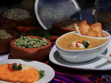 La fanesca que se prepara en Semana Santa con hasta 12 variedades de granos. EFE/J. Jácome