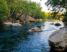 No todos los cuerpos de agua son aptos para nadar esta Semana Santa. ESPECIAL/PEXELS