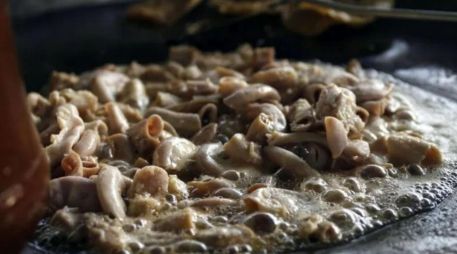 La tripa, que consiste en la víscera de res cuidadosamente limpiada y cocinada, se sirve habitualmente acompañada de cebolla, cilantro y diversas salsas, conformando un alimento que ha formado parte de la dieta popular durante siglos. EL INFORMADOR