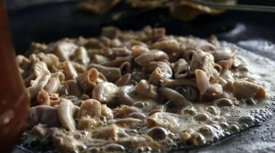 La tripa, que consiste en la víscera de res cuidadosamente limpiada y cocinada, se sirve habitualmente acompañada de cebolla, cilantro y diversas salsas, conformando un alimento que ha formado parte de la dieta popular durante siglos. EL INFORMADOR