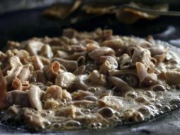 La tripa, que consiste en la víscera de res cuidadosamente limpiada y cocinada, se sirve habitualmente acompañada de cebolla, cilantro y diversas salsas, conformando un alimento que ha formado parte de la dieta popular durante siglos. EL INFORMADOR