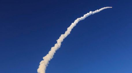 Uno de los momentos más distintivos del viaje ocurre cuando la nave rodea la cara oculta de la Luna, una zona invisible desde la Tierra. EFE/CRISTOBAL HERRERA-ULASHKEVICH