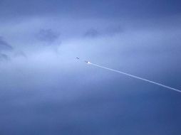 Un cohete defensivo de Israel va a la caza de un misil lanzado por Irán. EFE/A. Safadi