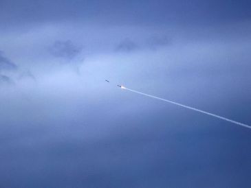Un cohete defensivo de Israel va a la caza de un misil lanzado por Irán. EFE/A. Safadi