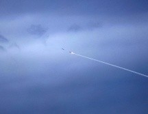 Un cohete defensivo de Israel va a la caza de un misil lanzado por Irán. EFE/A. Safadi