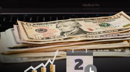 El comportamiento del dólar refleja la volatilidad habitual del mercado, donde factores internacionales y expectativas económicas influyen directamente en la cotización, incluso durante periodos festivos como Semana Santa. ESPECIAL / CANVA