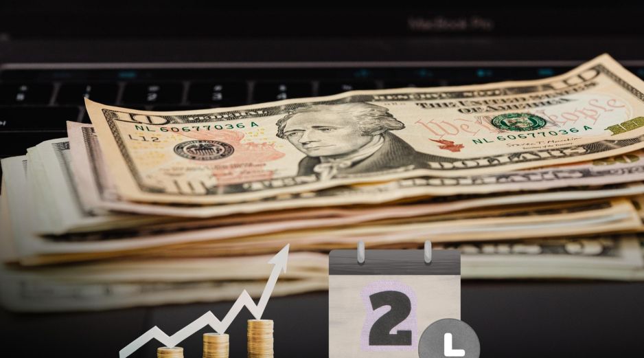 El comportamiento del dólar refleja la volatilidad habitual del mercado, donde factores internacionales y expectativas económicas influyen directamente en la cotización, incluso durante periodos festivos como Semana Santa. ESPECIAL / CANVA