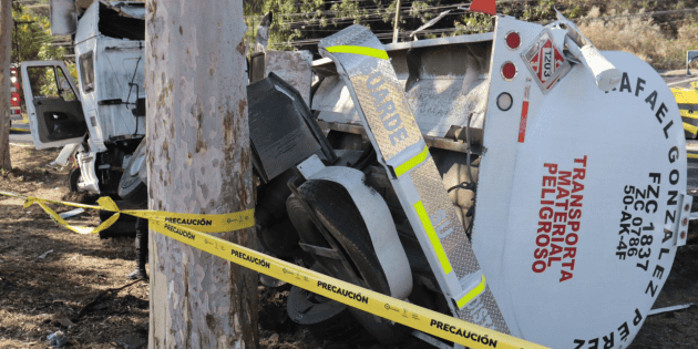 Zapopan: Pipa volcada provoca derrame de combustible en el municipio