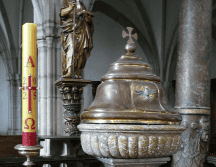 El cirio pascual es un signo de vida, esperanza y resurrección. En la liturgia, simboliza a Jesucristo como “la luz del mundo”, una guía espiritual para los creyentes. CANVA