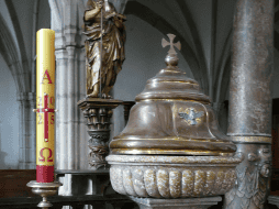 El cirio pascual es un signo de vida, esperanza y resurrección. En la liturgia, simboliza a Jesucristo como “la luz del mundo”, una guía espiritual para los creyentes. CANVA