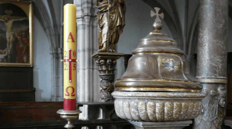 El cirio pascual es un signo de vida, esperanza y resurrección. En la liturgia, simboliza a Jesucristo como “la luz del mundo”, una guía espiritual para los creyentes. CANVA